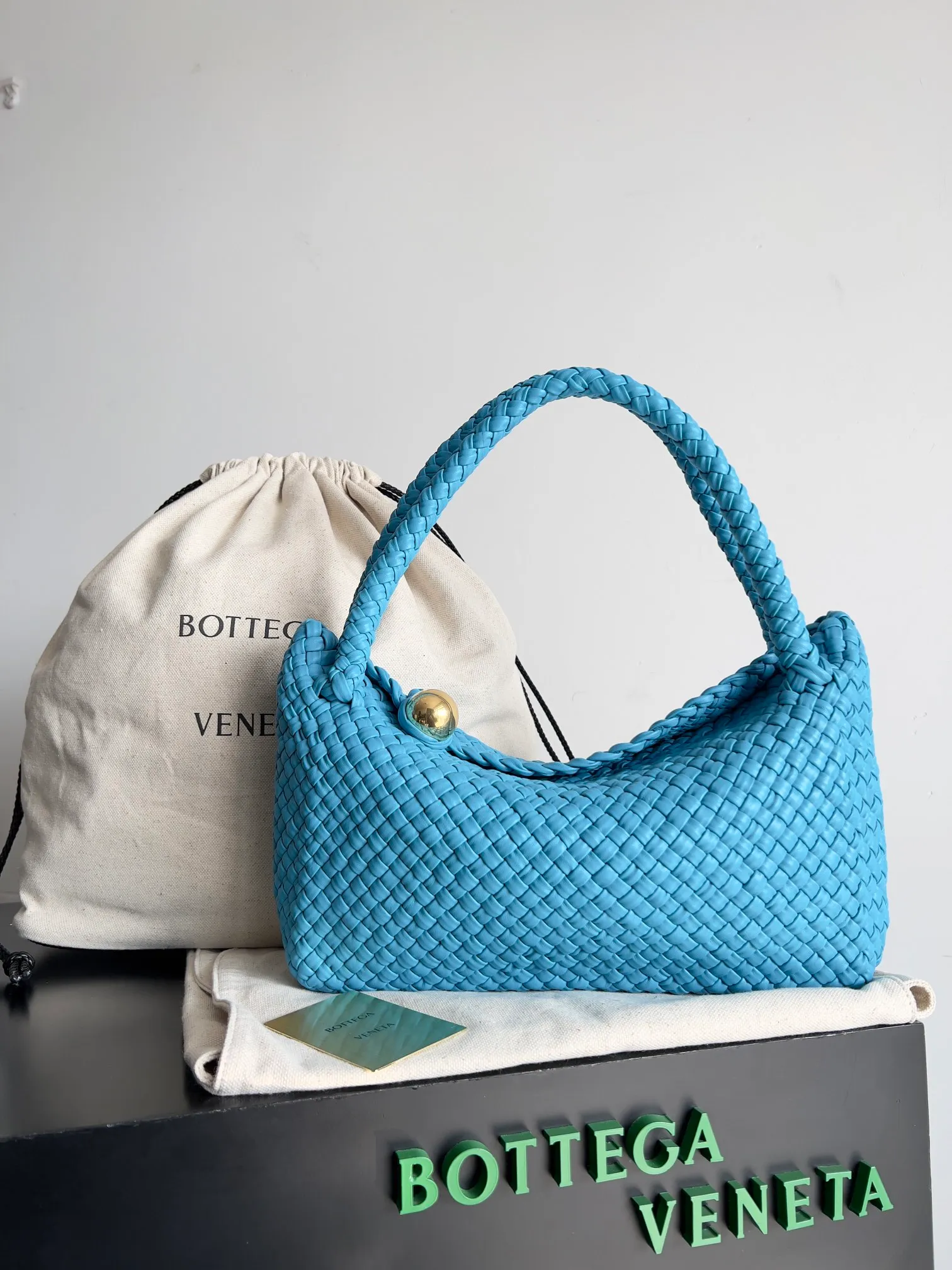 Batch 5760 BV collectible small woven handbags are really YYDS!! Bottega Veneta’s most classic small woven handbags are back! ! We use the highest quality leather with the highest craftsmanship❤️ to create the most expensive works. We have created the original Intrecciato leather weaving process❤️ This unique traditional exclusive leather weaving method has not only become our logo but also reflects the time-consuming and labor-intensive craftsmanship of our products❤️ The new TOSCA handbag must be a selection worth collecting🆕 Style number: 716974 Size: 27*9*18cm